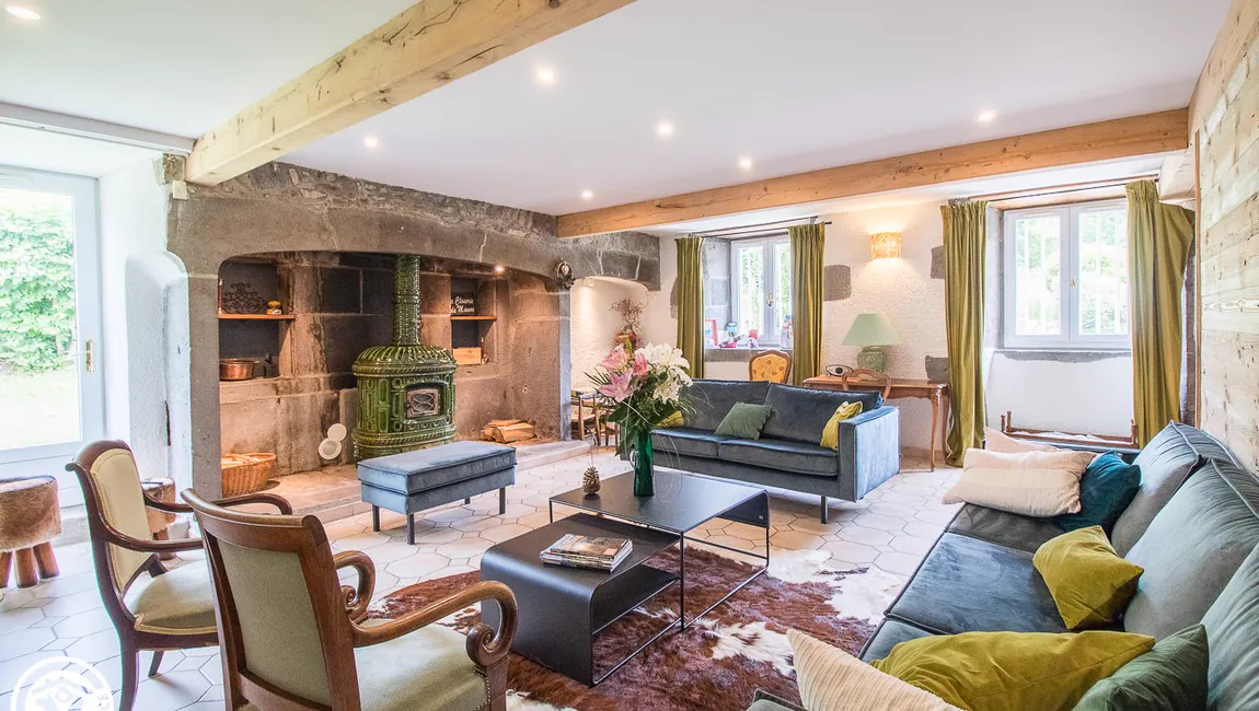 Le salon de La Closerie de Manou, cheminée et mobilier chaleureux
