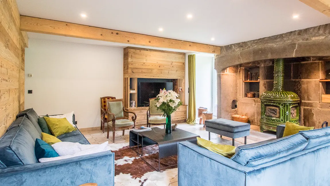 Coin salon lumineux ouvert sur le jardin